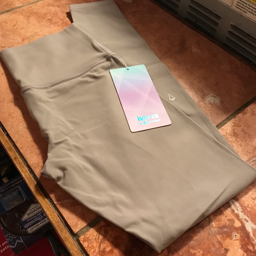 BNWT Ivivva Rhythmic Tight Nulu - Dark Chrome